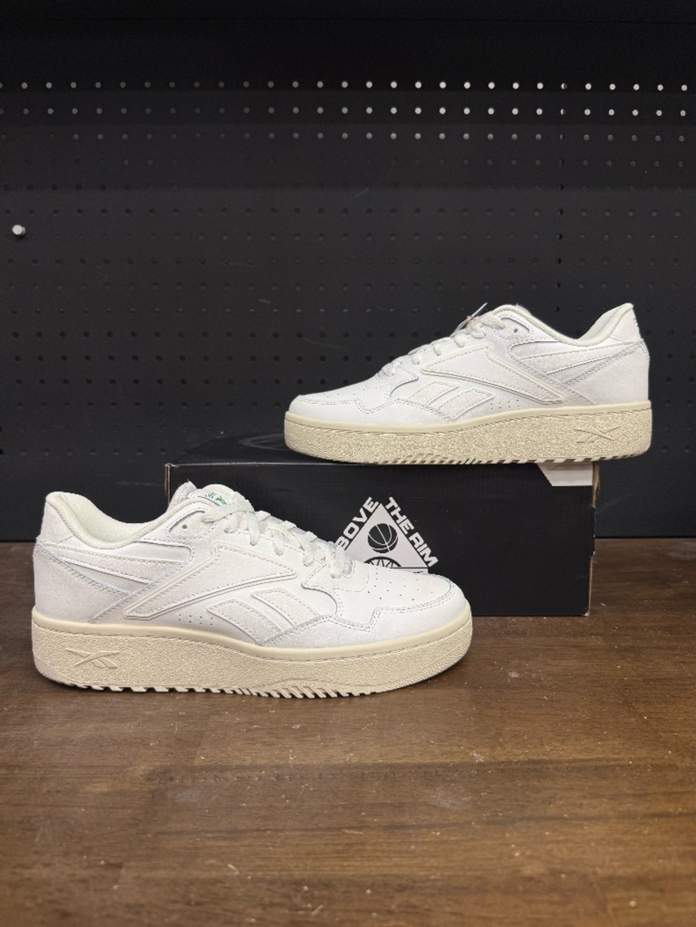 New W/ Box! Women's Reebok ATR Chill White Cream Green Basketball Sneakers
